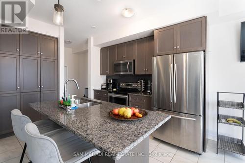 3094 Blackfriar Common, Oakville, ON - Indoor Photo Showing Kitchen With Double Sink With Upgraded Kitchen