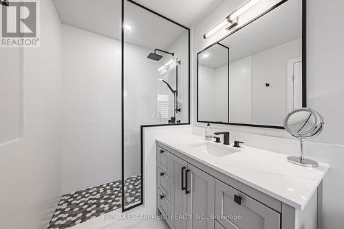 2244 Dewsbury Drive, Oakville, ON - Indoor Photo Showing Bathroom