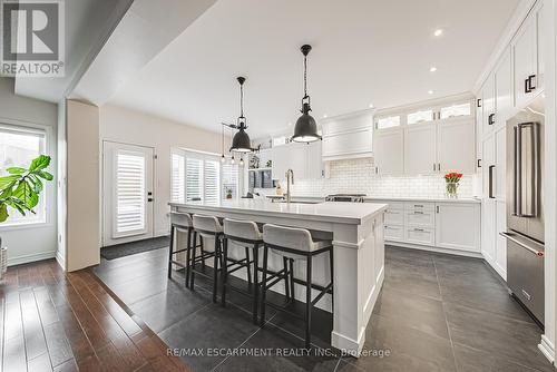 2244 Dewsbury Drive, Oakville, ON - Indoor Photo Showing Kitchen With Upgraded Kitchen