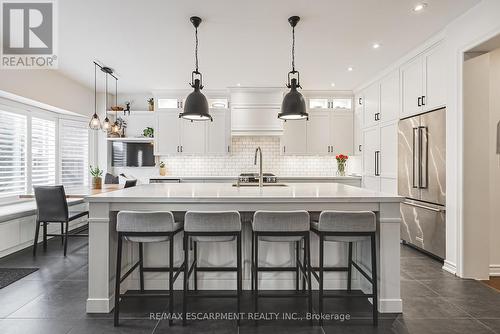 2244 Dewsbury Drive, Oakville, ON - Indoor Photo Showing Kitchen With Upgraded Kitchen