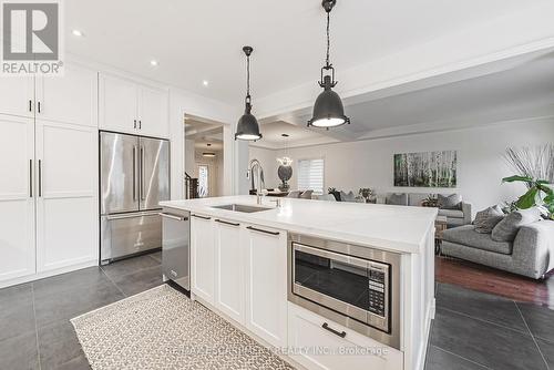 2244 Dewsbury Drive, Oakville, ON - Indoor Photo Showing Kitchen With Upgraded Kitchen