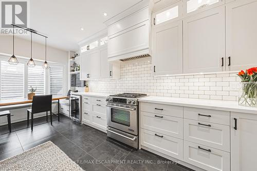 2244 Dewsbury Drive, Oakville, ON - Indoor Photo Showing Kitchen With Upgraded Kitchen