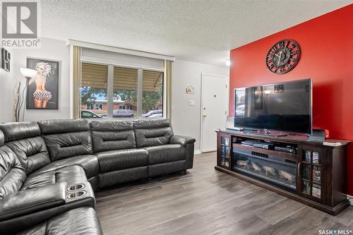 438 T Avenue N, Saskatoon, SK - Indoor Photo Showing Living Room