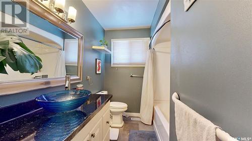 6006 1St Avenue N, Regina, SK - Indoor Photo Showing Bathroom