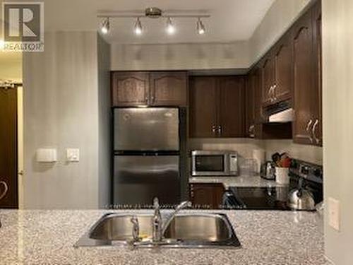 916 - 35 Hollywood Avenue, Toronto, ON - Indoor Photo Showing Kitchen With Double Sink With Upgraded Kitchen