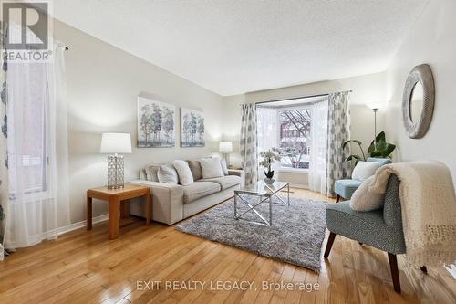 1586 Heathside Crescent, Pickering, ON - Indoor Photo Showing Living Room