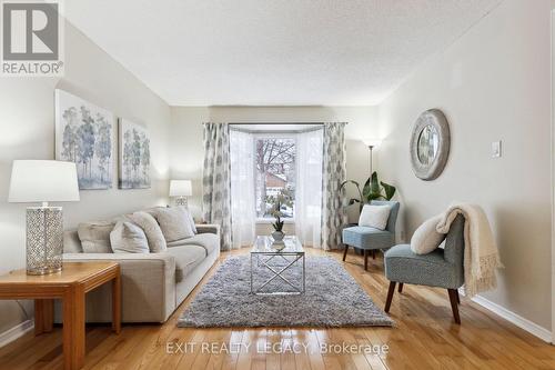 1586 Heathside Crescent, Pickering, ON - Indoor Photo Showing Living Room