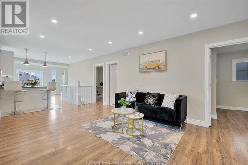 3443 Wyandotte Street East, Windsor, ON - Indoor Photo Showing Living Room