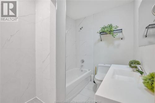 3443 Wyandotte Street East, Windsor, ON - Indoor Photo Showing Bathroom