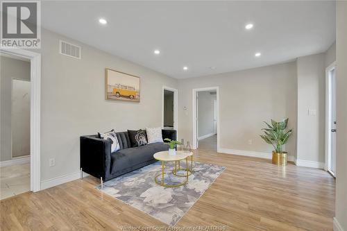 3443 Wyandotte Street East, Windsor, ON - Indoor Photo Showing Living Room