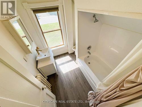 180 Carroll Street, Guelph/Eramosa, ON - Indoor Photo Showing Bathroom