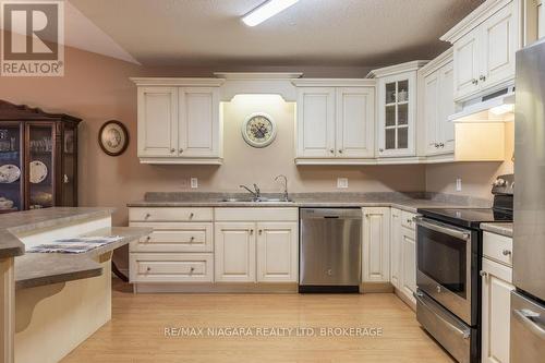 35 - 605 Welland Avenue, St. Catharines (444 - Carlton/Bunting), ON - Indoor Photo Showing Kitchen With Double Sink