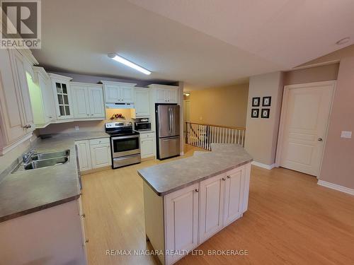 35 - 605 Welland Avenue, St. Catharines (444 - Carlton/Bunting), ON - Indoor Photo Showing Kitchen With Double Sink