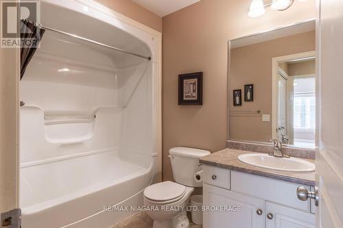 35 - 605 Welland Avenue, St. Catharines (444 - Carlton/Bunting), ON - Indoor Photo Showing Bathroom