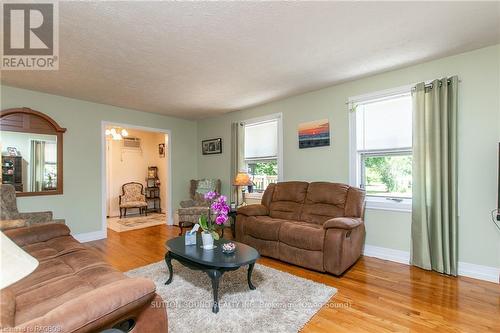 119888 Side Road 315, Georgian Bluffs, ON - Indoor Photo Showing Living Room