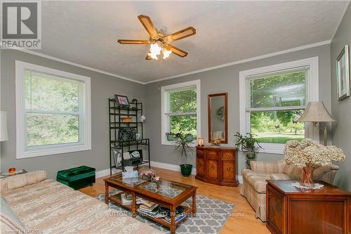 119888 Side Road 315, Georgian Bluffs, ON - Indoor Photo Showing Living Room