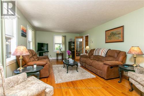 119888 Side Road 315, Georgian Bluffs, ON - Indoor Photo Showing Living Room