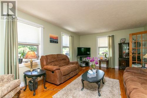 119888 Side Road 315, Georgian Bluffs, ON - Indoor Photo Showing Living Room