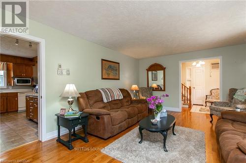 119888 Side Road 315, Georgian Bluffs, ON - Indoor Photo Showing Living Room