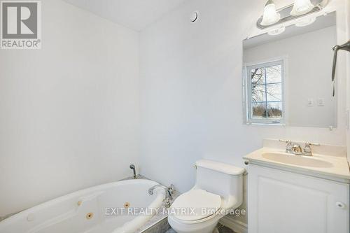 7 Bridge Street, North Stormont, ON - Indoor Photo Showing Bathroom