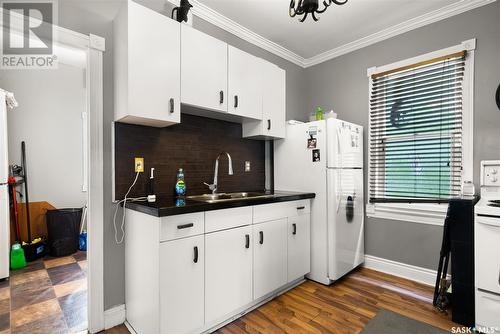 1528 Victoria Avenue, Regina, SK - Indoor Photo Showing Kitchen