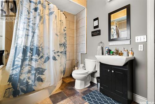 1528 Victoria Avenue, Regina, SK - Indoor Photo Showing Bathroom