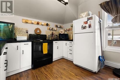 1528 Victoria Avenue, Regina, SK - Indoor Photo Showing Kitchen