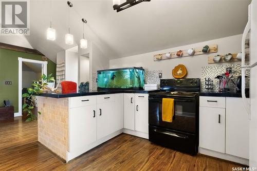 1528 Victoria Avenue, Regina, SK - Indoor Photo Showing Kitchen