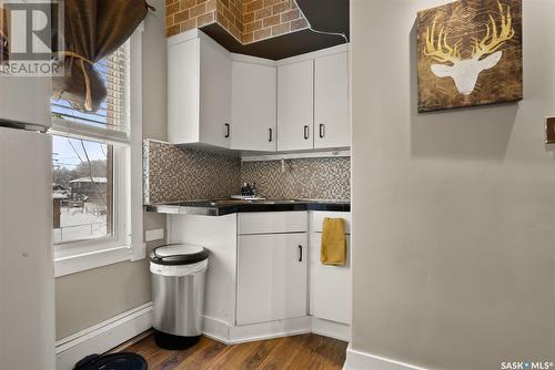 1528 Victoria Avenue, Regina, SK - Indoor Photo Showing Kitchen