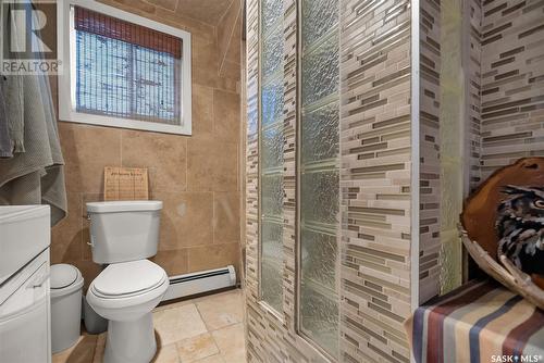 1528 Victoria Avenue, Regina, SK - Indoor Photo Showing Bathroom