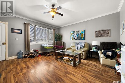 1528 Victoria Avenue, Regina, SK - Indoor Photo Showing Living Room