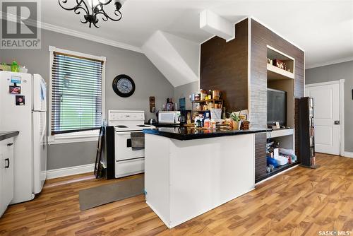 1528 Victoria Avenue, Regina, SK - Indoor Photo Showing Kitchen