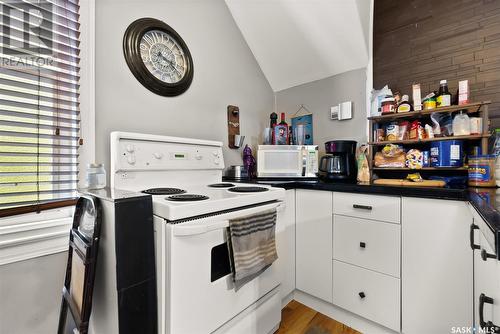 1528 Victoria Avenue, Regina, SK - Indoor Photo Showing Kitchen