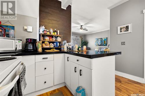 1528 Victoria Avenue, Regina, SK - Indoor Photo Showing Kitchen