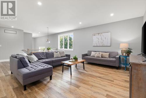 10 King Street, Kawartha Lakes, ON - Indoor Photo Showing Living Room