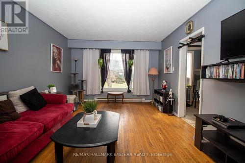 436-438 Southpark Drive, Peterborough (Ashburnham), ON - Indoor Photo Showing Living Room