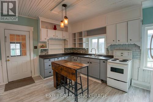 10933 Road 38, Central Frontenac (Frontenac Centre), ON - Indoor Photo Showing Kitchen With Double Sink