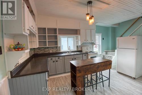 10933 Road 38, Central Frontenac (Frontenac Centre), ON - Indoor Photo Showing Kitchen