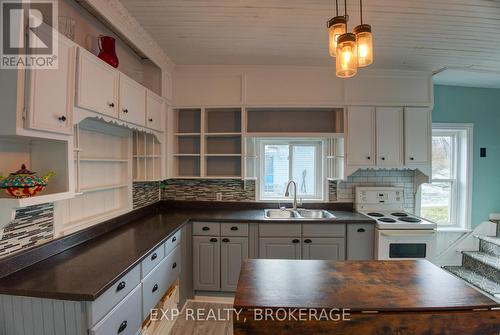 10933 Road 38, Central Frontenac (Frontenac Centre), ON - Indoor Photo Showing Kitchen With Double Sink