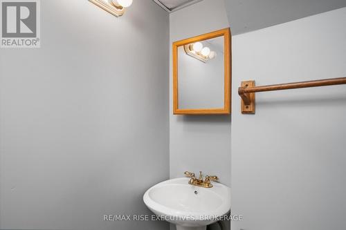 282 Welborne Avenue, Kingston (City Southwest), ON - Indoor Photo Showing Bathroom