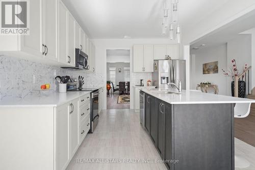 83 Hennessey Crescent, Kawartha Lakes (Lindsay), ON - Indoor Photo Showing Kitchen With Upgraded Kitchen