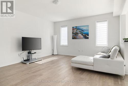 83 Hennessey Crescent, Kawartha Lakes (Lindsay), ON - Indoor Photo Showing Living Room