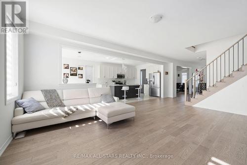 83 Hennessey Crescent, Kawartha Lakes (Lindsay), ON - Indoor Photo Showing Living Room