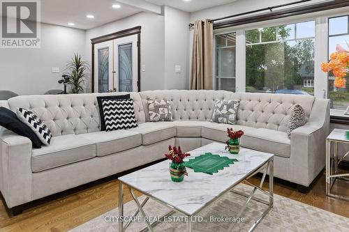 11 Brookside Drive, Mississauga, ON - Indoor Photo Showing Living Room