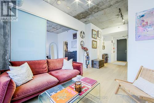 213 - 60 Bathurst Street, Toronto, ON - Indoor Photo Showing Living Room