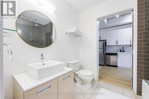 213 - 60 Bathurst Street, Toronto, ON - Indoor Photo Showing Bathroom