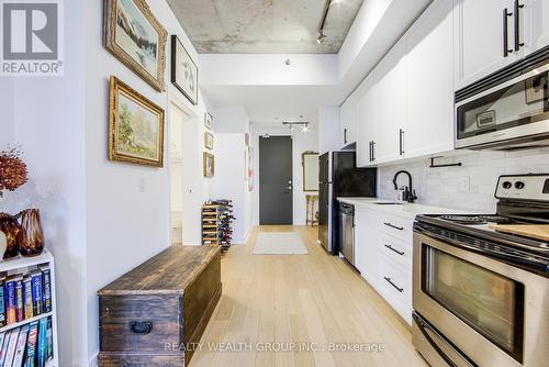 213 - 60 Bathurst Street, Toronto, ON - Indoor Photo Showing Kitchen With Upgraded Kitchen