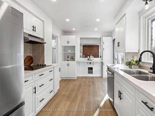 738 Edgewood Rd, Pickering, ON - Indoor Photo Showing Kitchen With Double Sink With Upgraded Kitchen