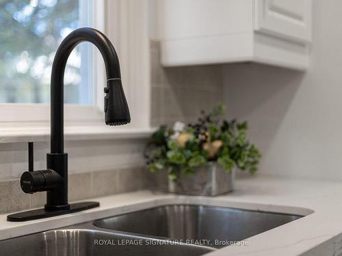 738 Edgewood Rd, Pickering, ON - Indoor Photo Showing Kitchen With Double Sink