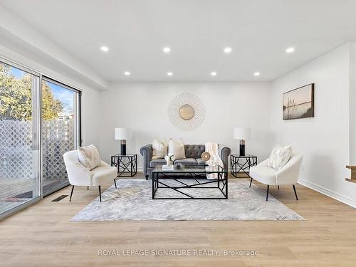 738 Edgewood Rd, Pickering, ON - Indoor Photo Showing Living Room